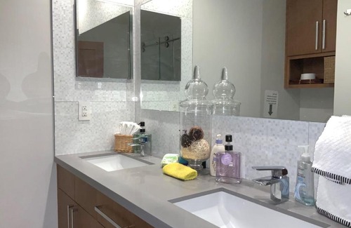West San Jose Bed & Breakfast | Superior Deluxe Queen Room next to Santana Row