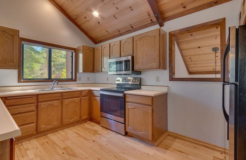 Sunnyside House | Tahoe Woods - Tahoe Park Beach Access w/Private Hot Tub Dogs OK