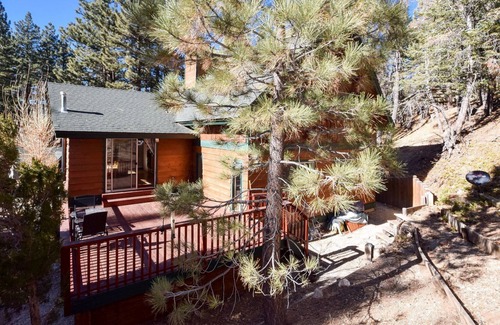 Upper Moonridge House | The Tambay Chateau by Destination Big Bear : Close to Bear Mtn Resort! Forest Views! Game Room!