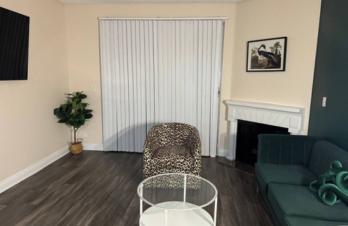 Miracle Mile Apartment | Travel Haven at Miracle Mile