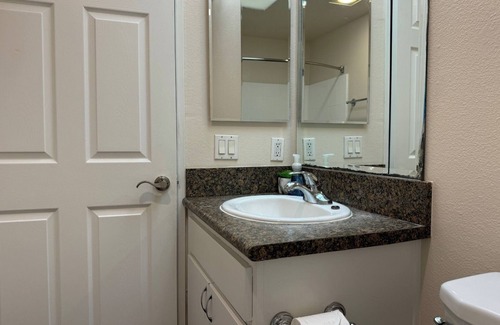 Miracle Mile Apartment | Travel Haven at Miracle Mile