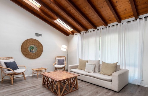 Tri-West Apartment | Unwind and Indulge: Luxury Getaway w/ Jacuzzi