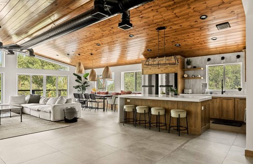 Upper Moonridge House | Urban Manor, walk 2 Ski Resort & Hot Tub w/Firepit