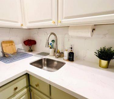 Suburban Park - Lorelei Manor - Flood Park Triangle Bed & Breakfast | 60 m² Bed and breakfast ∙ 3 guests