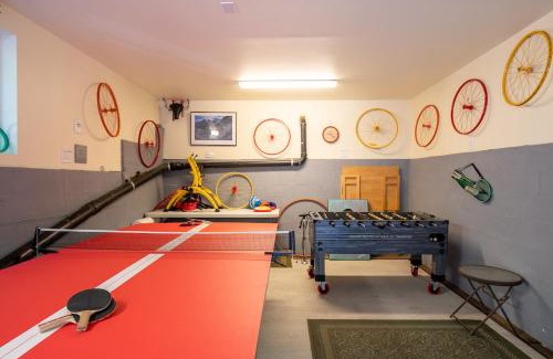 Rio Nido House | Vino Velo Retreat! Redwoods! Hot Tub! Fire Table! BBQ! Game Room! Fast WiFi! Dog Friendly!