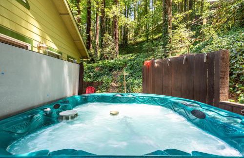 Rio Nido House | Vino Velo Retreat! Redwoods! Hot Tub! Fire Table! BBQ! Game Room! Fast WiFi! Dog Friendly!