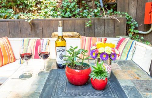 Rio Nido House | Vino Velo Retreat! Redwoods! Hot Tub! Fire Table! BBQ! Game Room! Fast WiFi! Dog Friendly!