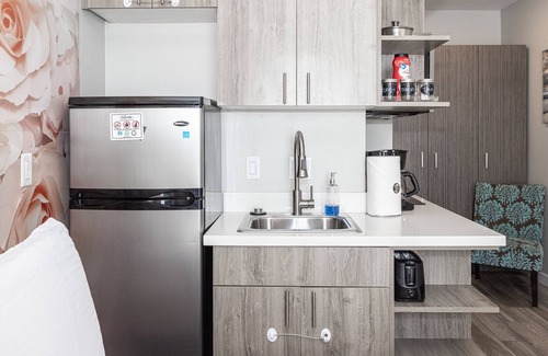 Mission Hills Apartment | Walk to All in Old Town. WiFi. Parking. Cable