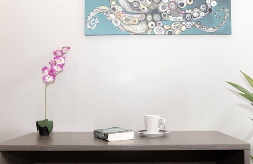 Mission Hills Apartment | Walk to All in Old Town. WiFi. Parking. Cable