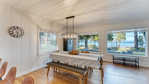 Tahoe City House | West Shore Lake House by AvantStay Ski Cabin w Backyard Sledding Hill