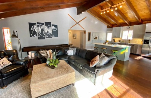 Moonridge House | Winter Getaway Spa Fire-table Close to slopes