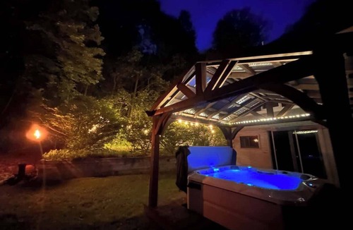 Proctorsville House | $0 Fees 7 Bdrms 9 Bthrms Minutes to Okemo Hot Tub
