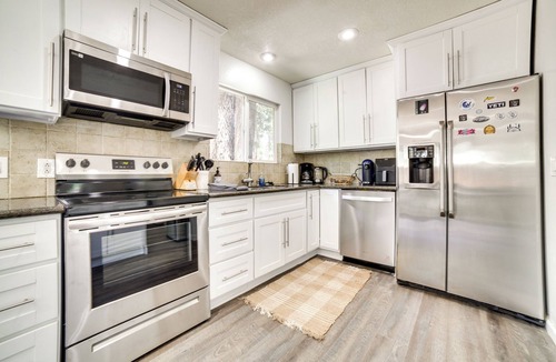 Al Tahoe Cabin | 1/2 Mi to Lake Tahoe: Pet-Friendly Cabin
