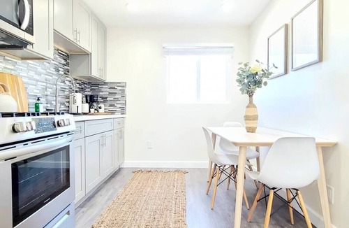Belmont Shore Apartment | 1 Bedroom King Bed | Free Parking |Steps to Ocean