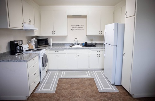 Clawson Apartment | 1 mile from Kaiser Oakland, Alta Bates, & UCSF Benioff Children's Hospital.