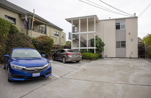 Clawson Apartment | 1 mile from Kaiser Oakland, Alta Bates, & UCSF Benioff Children's Hospital.