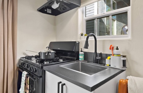 Golden Hill Apartment | 1 mile to Gaslamp—eScooters, Hot tub, Sauna