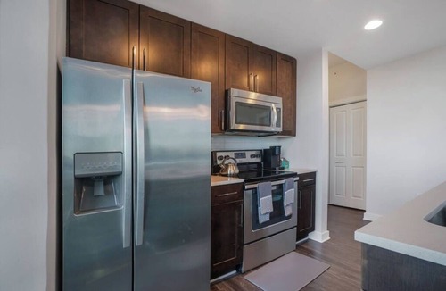 North Buckhead Apartment | 1 MIN WALK to Lennox MALL/5-star Restaurant/POOL/GYM 24hr