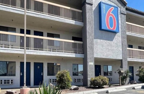 Barstow Apartment | 1 Queen Bed|Mobil Access|Tub|Micf