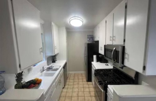 Downtown Apartment | 1 spacious Cozy Room right by the Santa Monica Pier.
