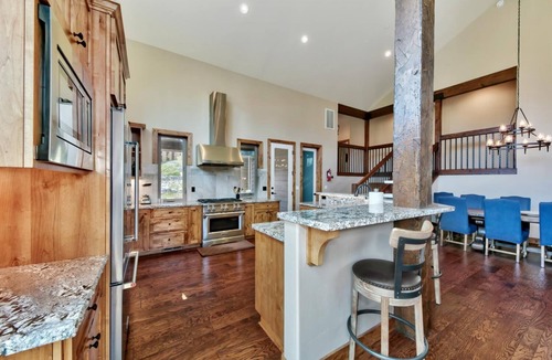Mountain View Estates House | 1008C Mountain View -come play in the mountains 5 bedrooms, hot tub