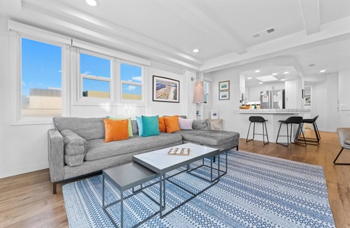 South Mission Beach House | 12 BEDROOM FAMILY/WORK OCEAN OASIS SLEEPS 40; 8 CAR PARKING
