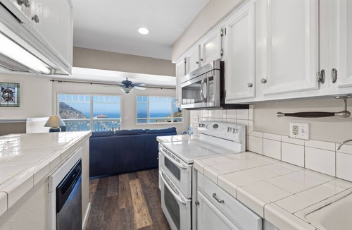 Avalon House | 123UT Lower: 3B Spacious House, Harbor/Ocean Views, Golf cart