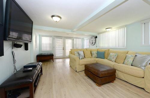 Avalon House | 124CL 124 Claressa Ave