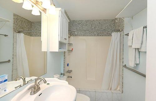 Avalon House | 124CL 124 Claressa Ave