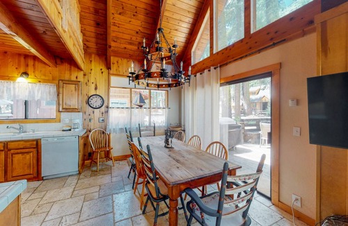 Tahoe Pines Cabin | 152 m² Cabin ∙ 4 bedrooms ∙ 10 guests