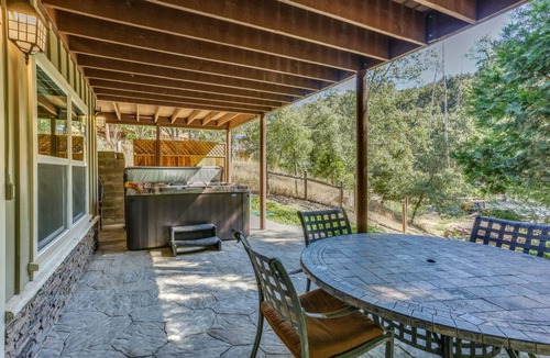 Oakhurst Cottage | 157 m² Cabin ∙ 2 bedrooms ∙ 10 guests