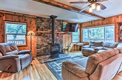 Oakhurst Cottage | 157 m² Cabin ∙ 2 bedrooms ∙ 10 guests