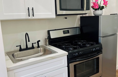 Silver Lake Apartment | 1BD Cul-De-Sac Retreat in SilverLake. Private Stay in a Prime Location.