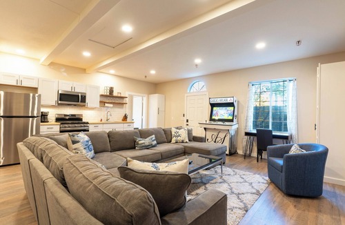 Vista House | 2-Home Family Estate Legoland, Beach, Zoo Sleep 22+ Hilltop Family Mansion