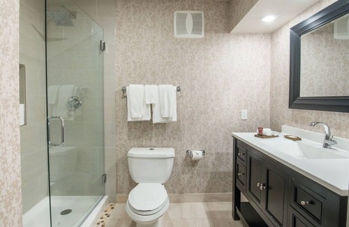Barron Park Hotel | 2 Peaceful Creekside Room with Free Parking, Balcony & Heated Pool