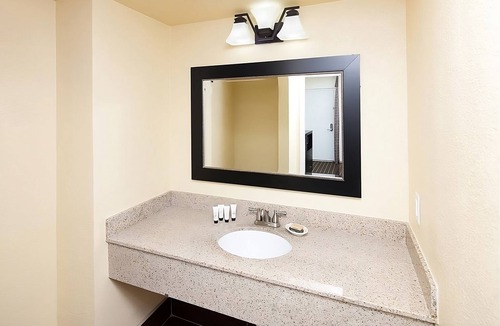 Redding Resort | 2 Relaxing Units! Outdoor Pool, Parking, Pets Allowed, Near River Side Park!