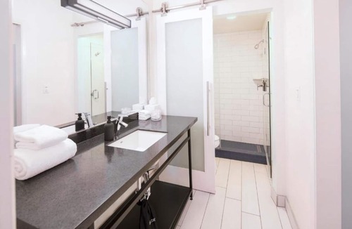 Venice Hotel | 2 Venice Rooms Just Steps from Beach | Rooftop | Balcony | Free Breakfast