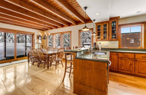 Serene Lakes Cabin | 232 m² Cabin ∙ 5 bedrooms ∙ 10 guests