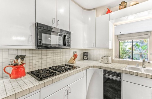 Avalon House | 242MAR-Golf cart, BBQ, WIFI, patio, sleeps 8.