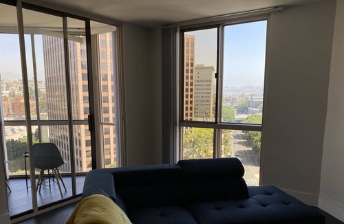 City West Apartment | 2bd Modern Unit high floor