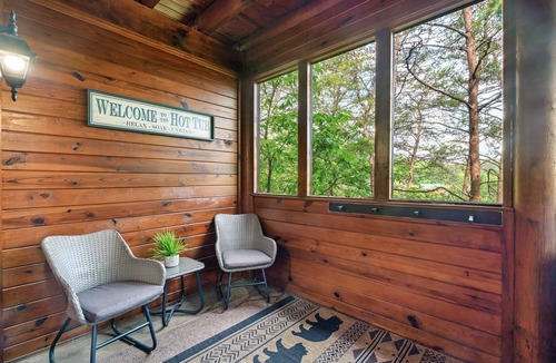 Pigeon Forge Cabin | 2mils Dollywood, Family Resort Pool, HotTub, SL6