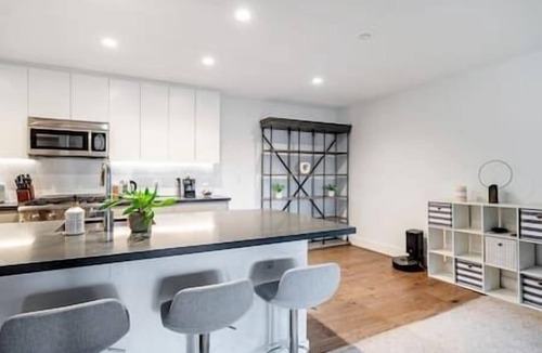 Menlo Park Apartment | 2x2BA Infamous Sandhill pool BBQ