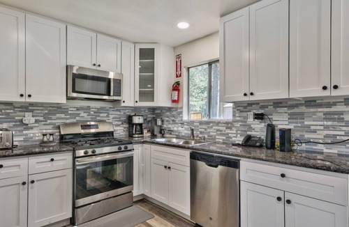 Mountain View Estates House | 3 Bed/2 Bath near Lake, Beaches & Heavenly. Across from State park.