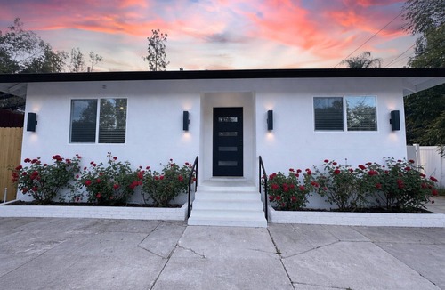 Woodland Hills House | 3-Bed, 4-Bath Modern Home - Open Concept, Fully Remodeled & Brand-New Furnished