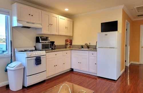 Pico - Robertson Apartment | 3 bedroom apartment near MrC with patio area 5 minutes to Rodeo Drive, Wi-Fi, TV