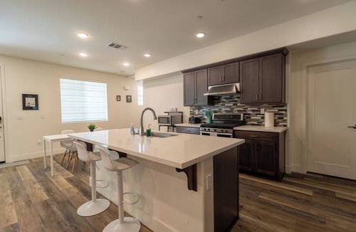 Newark Condo | 3-bedroom condo in fantastic Newark with WiFi, AC