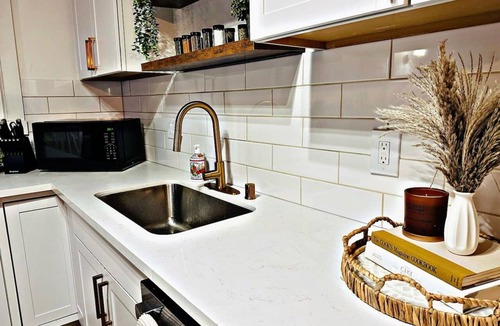 Carmichael House | 3 Bedroom Modern Elegance - Gourmet Kitchen