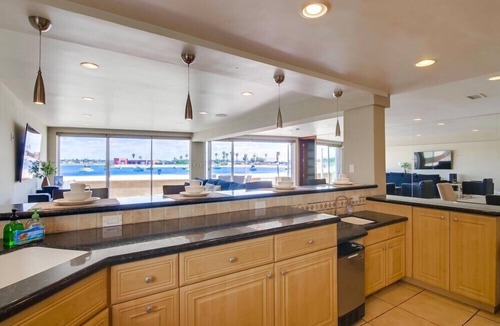 Central Mission Beach House | 3 Levels of Water Front A/C 5 Outdoor Spaces