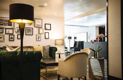 Norma Triangle Hotel | 3 Modern King Suite with Balcony, Hollywood Views and City Skyline Scenery