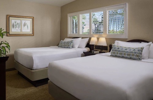 San Diego Hostel | 3 Partial Bay View Suite Queens, Bahia Resort, On-Site Dining, Game Room, Pool